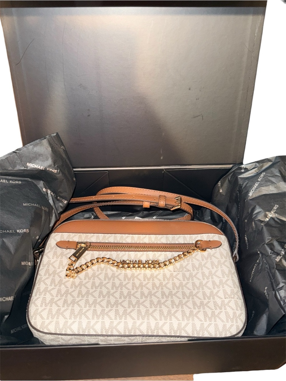 Michael Kors Large Vanilla and Acorn Logo JetSet Shoulder Bag with Gold Chain - Picture 2 of 7